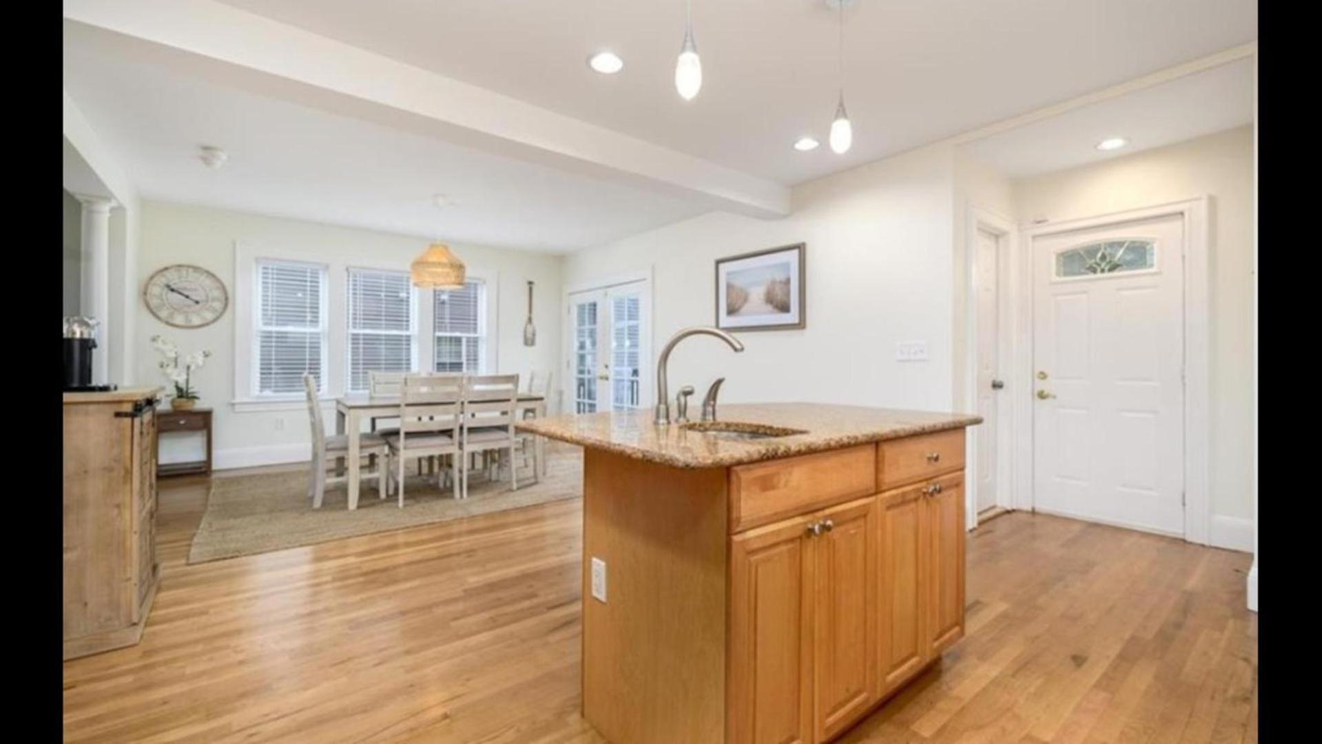 Black Rock Home - 4 Bed - Jacuzzi Bath - Beach 브릿지포트 외부 사진