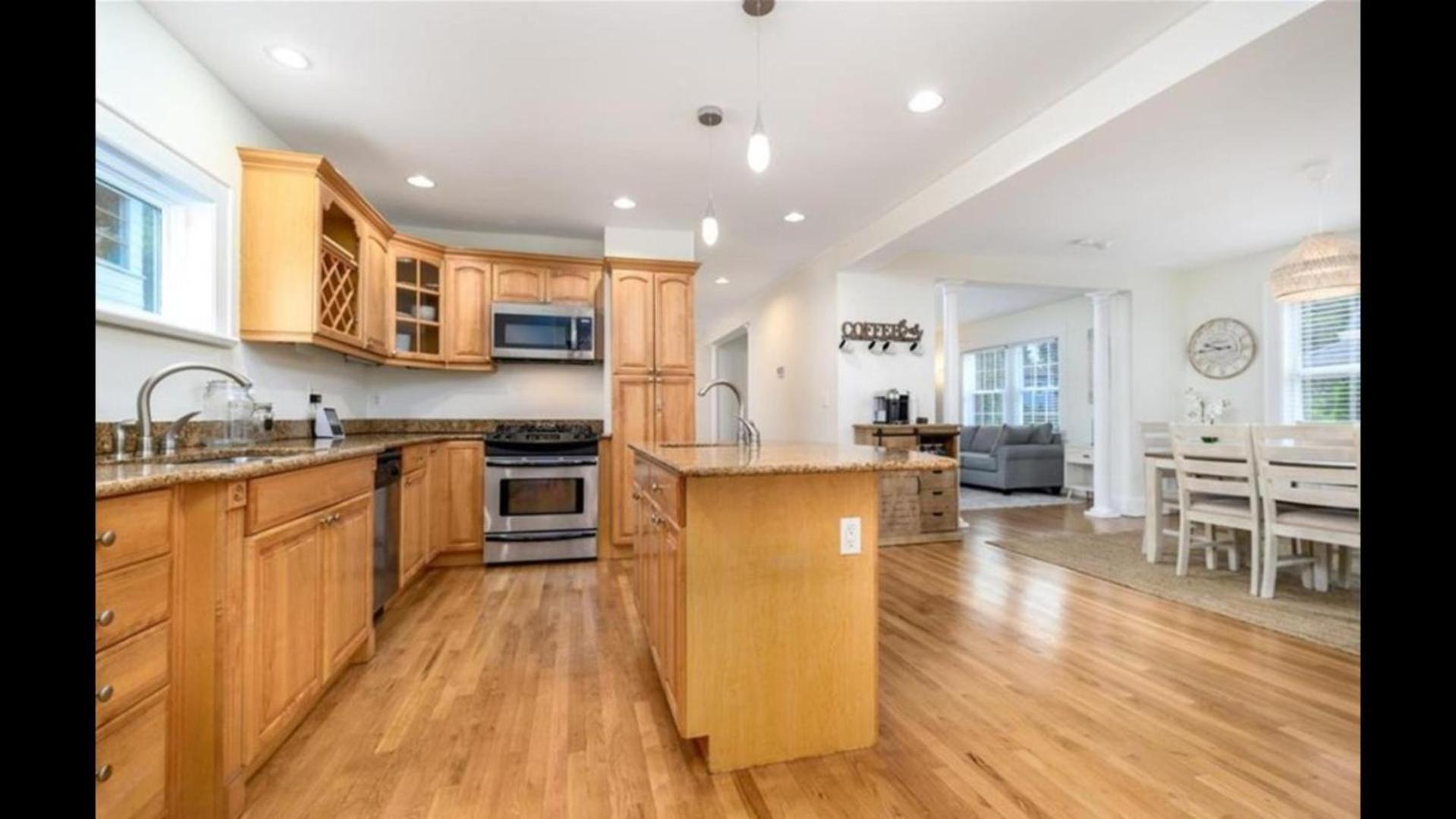 Black Rock Home - 4 Bed - Jacuzzi Bath - Beach 브릿지포트 외부 사진