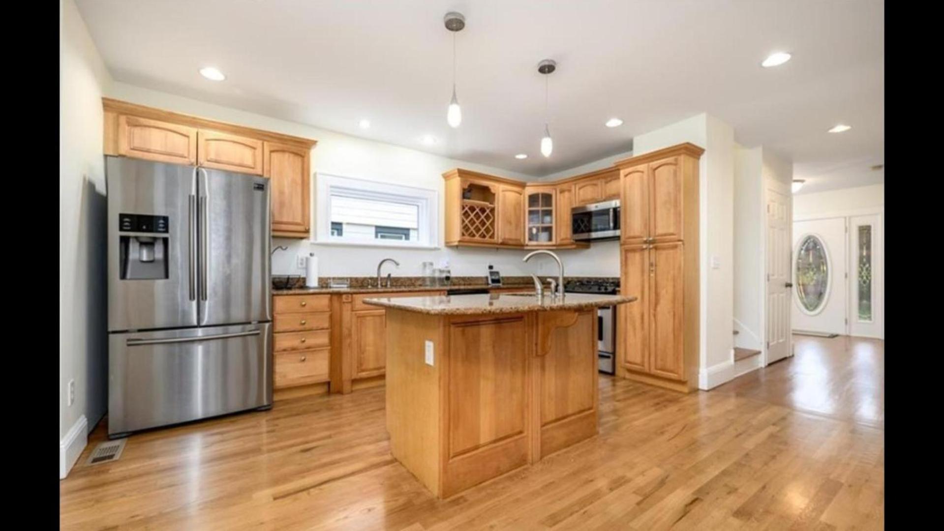 Black Rock Home - 4 Bed - Jacuzzi Bath - Beach 브릿지포트 외부 사진