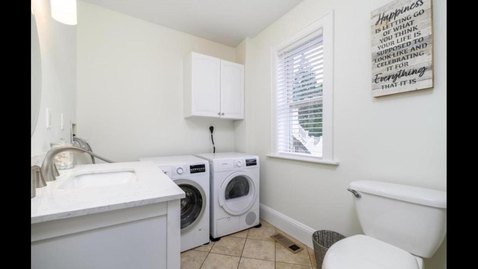 Black Rock Home - 4 Bed - Jacuzzi Bath - Beach 브릿지포트 외부 사진