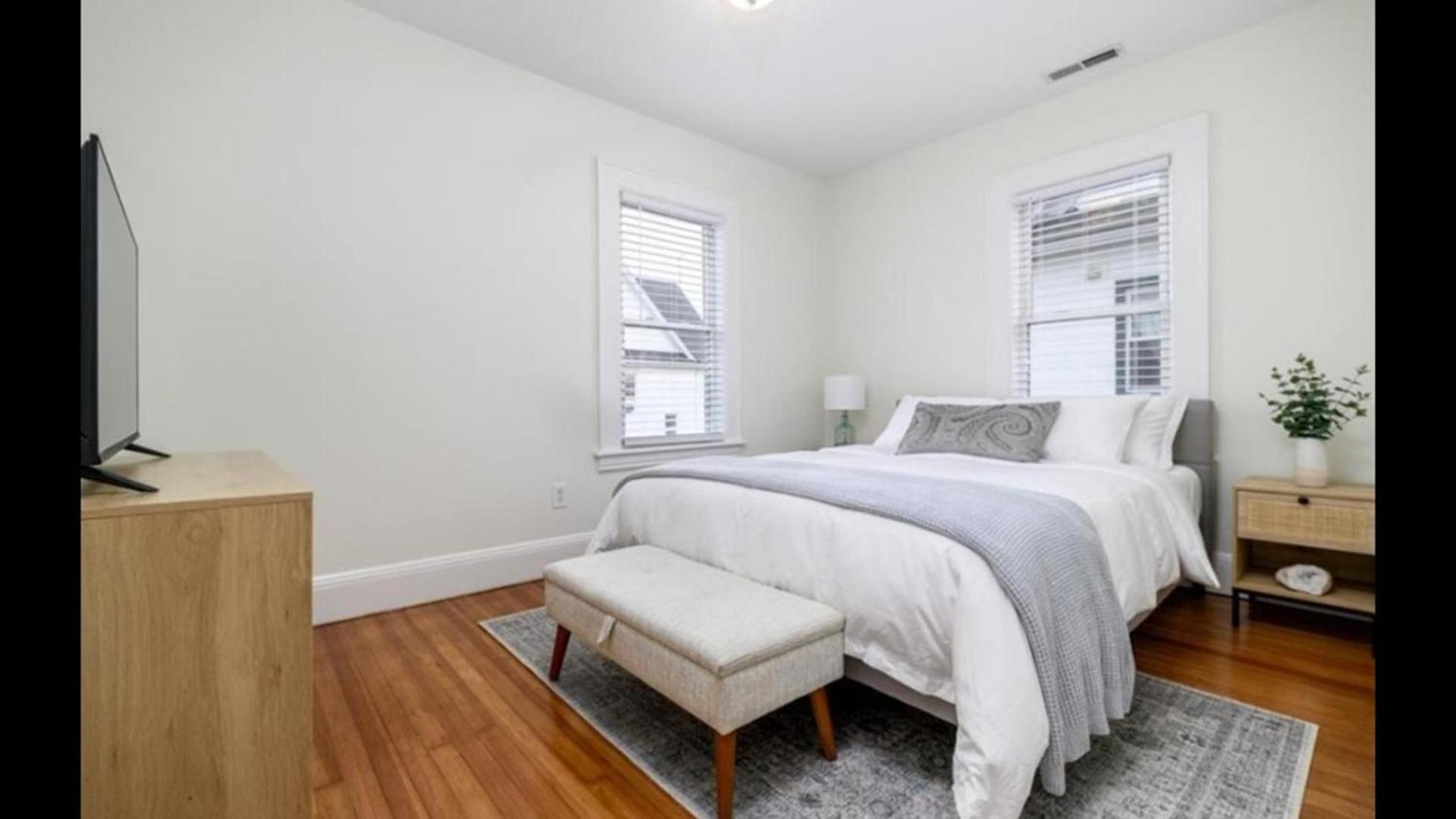 Black Rock Home - 4 Bed - Jacuzzi Bath - Beach 브릿지포트 외부 사진