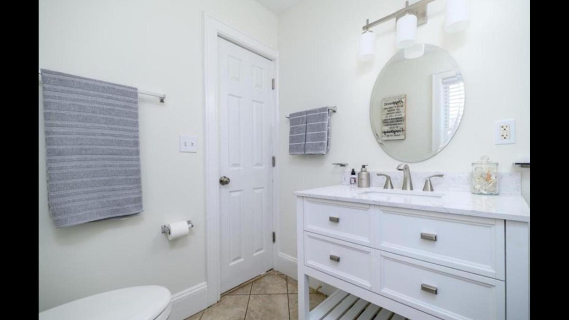 Black Rock Home - 4 Bed - Jacuzzi Bath - Beach 브릿지포트 외부 사진