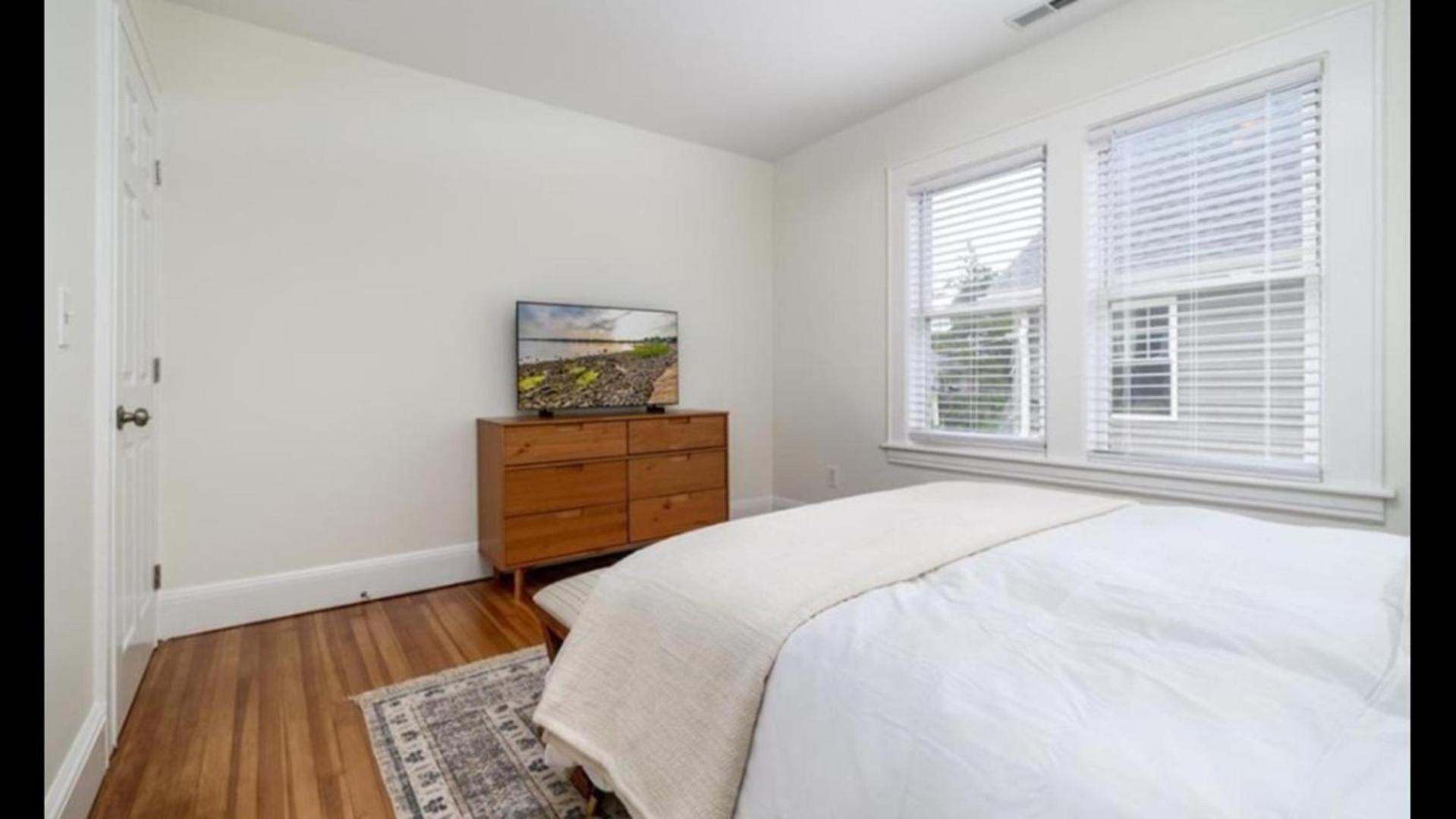 Black Rock Home - 4 Bed - Jacuzzi Bath - Beach 브릿지포트 외부 사진