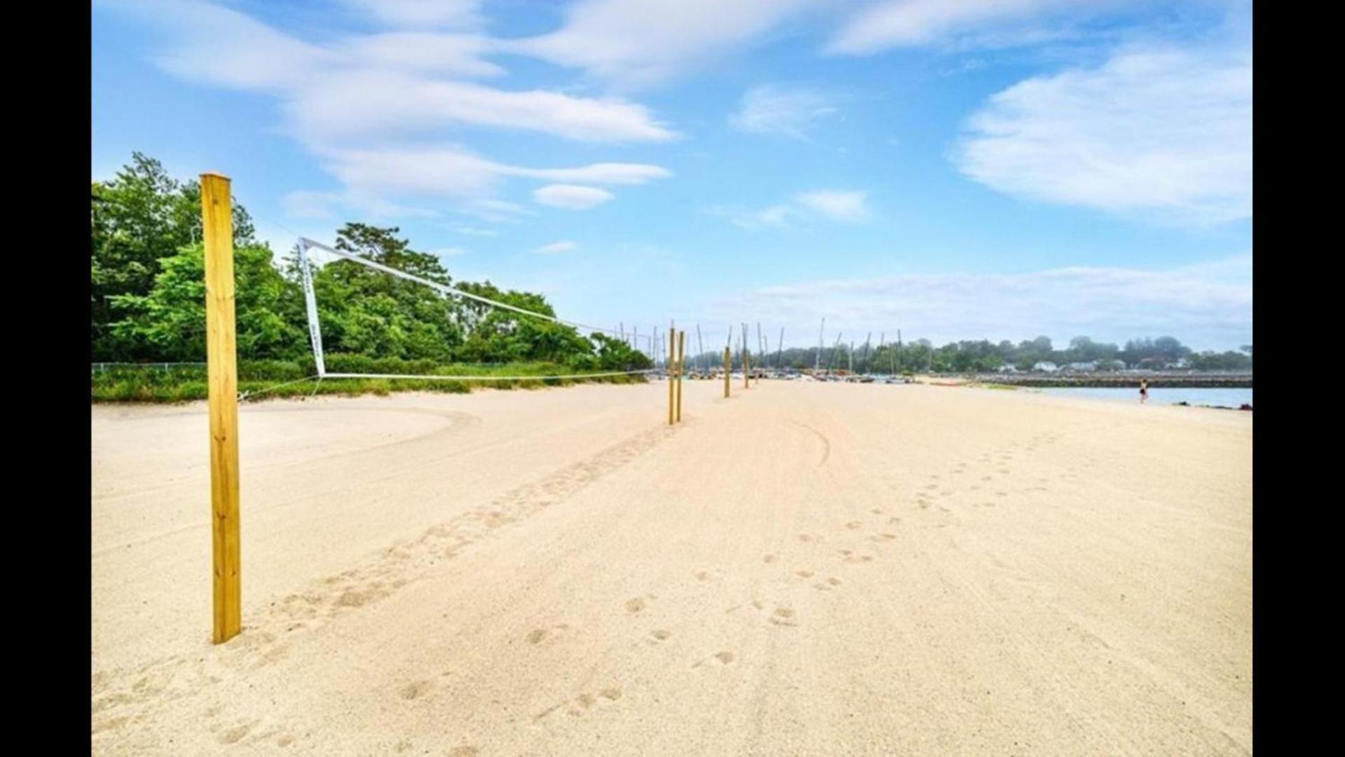 Black Rock Home - 4 Bed - Jacuzzi Bath - Beach 브릿지포트 외부 사진